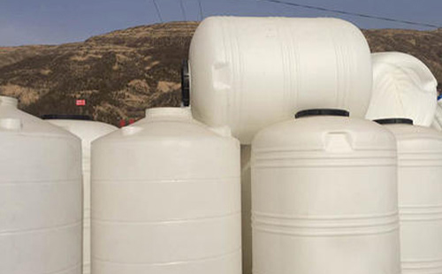 塑料大桶在农业灌溉系统中的改装应用实践 塑料大桶在农业灌溉系统中的改装应用实践