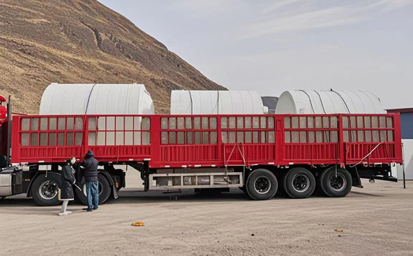 塑料桶装车完毕准备运输中