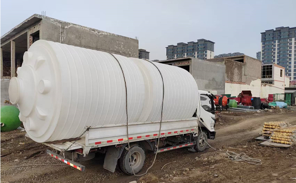 PE塑料大桶运输中