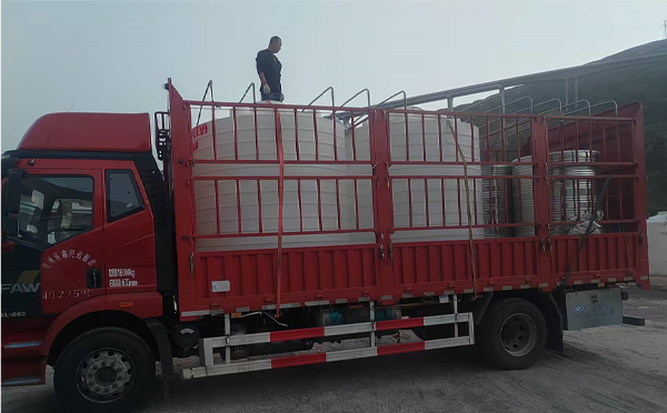 立式运输桶安排发货现场